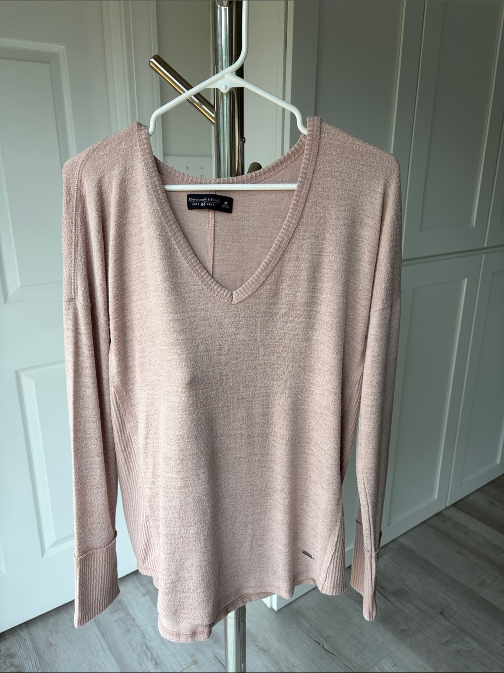 Abercrombie & Fitch Light Blush V-Neck Long Sleeve Top, Size M.